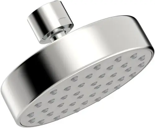 Ein glänzender, runder Duschkopf aus Metall mit mehreren Düsen für Wasserstrahlen, montiert an einer Halterung.